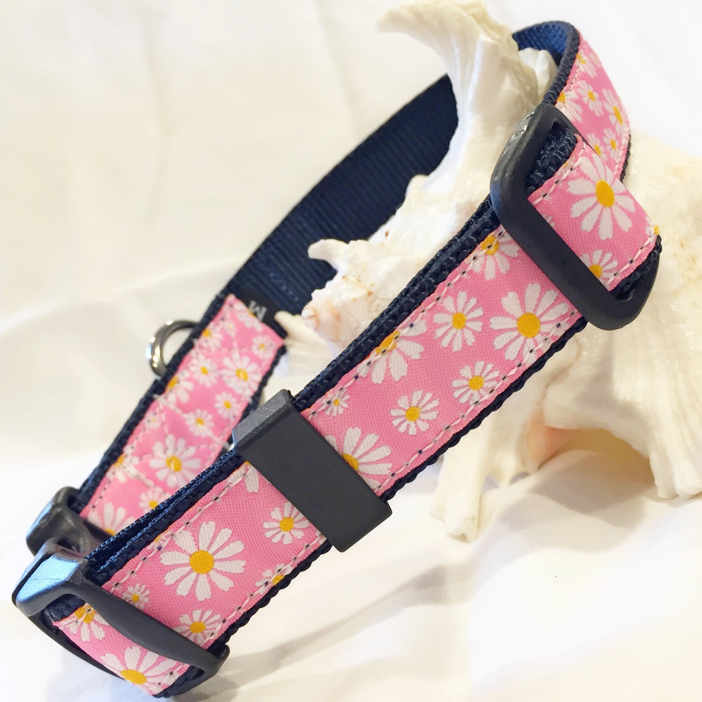 Pink dog collar with white daisy pattern  for the beach