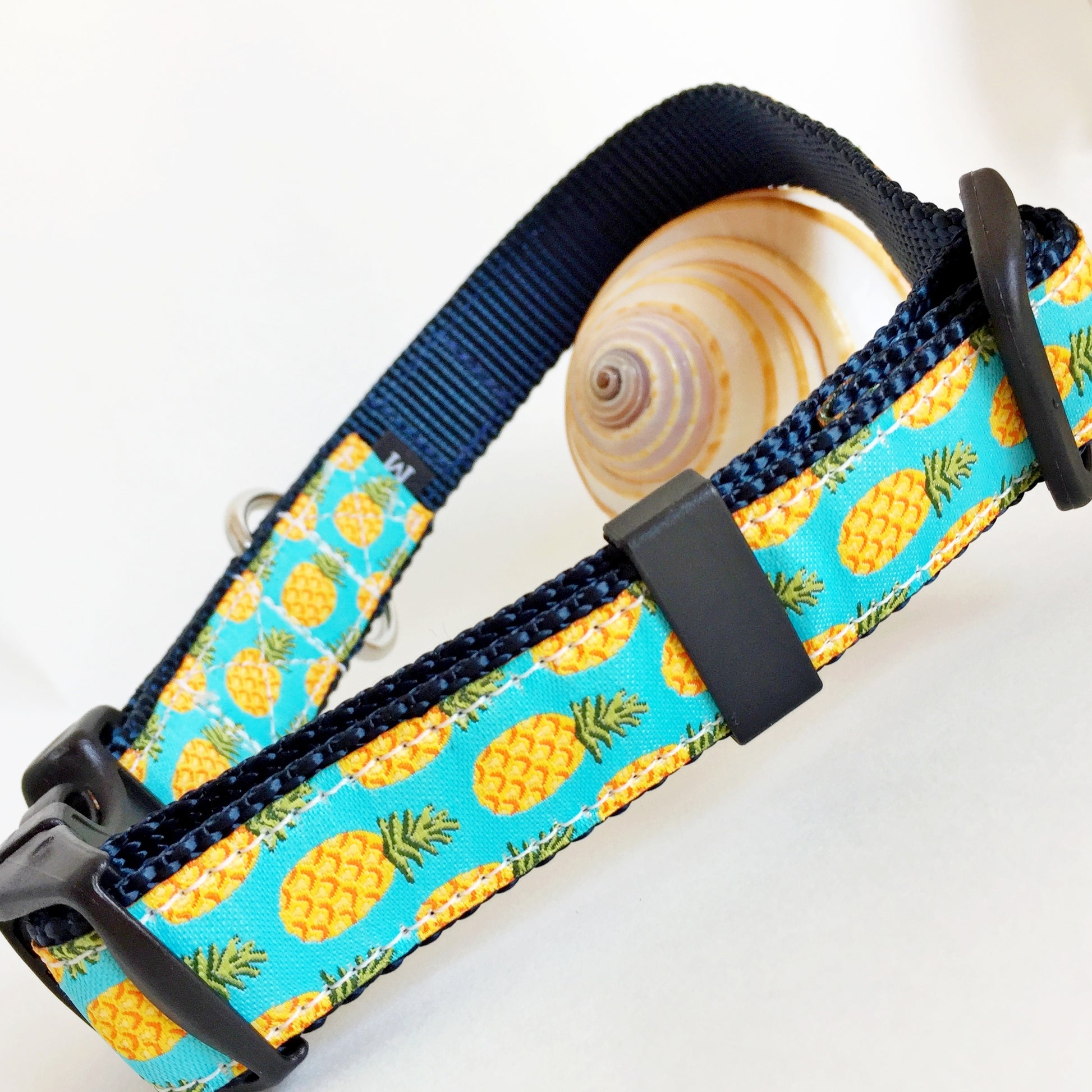 Dog collar with pineapple pattern for the beach dog
